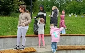 Uczniowie klasy pierwszej sprzątają świat