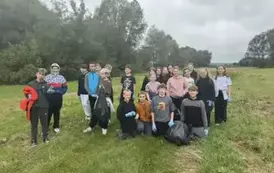 Grupa uczni&oacute;w pozuje do zdjęcia podczas akcji Sprzątania Świata