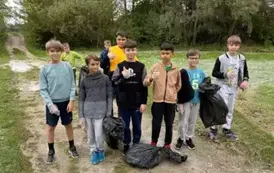 Grupa chłopc&oacute;w trzyma worki i pozuje do zdjęcia