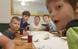 Uczniowie przy wsp&oacute;lnym posiłku