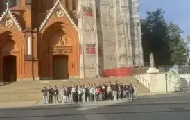 Uczniowie pozują na tle Bazyliki Wniebowzięcia Najświętszej Maryi Panny