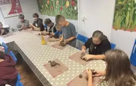 Uczniowie podczas tworzenia figurek z gliny