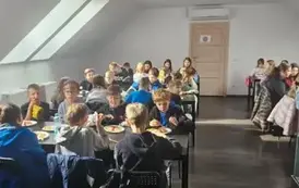 Uczniowie podczas degustacji dań kuchni tatarskiej
