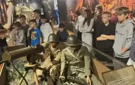 Uczniowie oglądają eksponaty w Muzeum Wojska