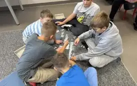 Uczniowe układają puzzle z ważnymi miejscami Białegostoku