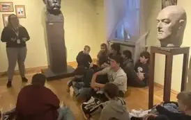 Uczestnicy wycieczki z uwagą słuchają wykładu o rzeźbach