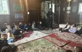 Uczestnicy wycieczki słuchają wykładu na temat meczetu w Kruszynianach