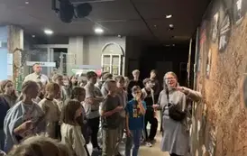 Uczestnicy wycieczki słuchaja wykładu o życiu Zamenhofa