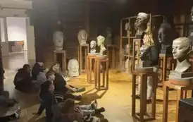 Uczestnicy wycieczki przygladają się rzeźbom