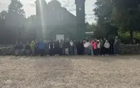 Uczestnicy wycieczki pozują na tle meczetu w Kruszynianach
