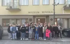 Uczestnicy wycieczki pozują do zdjęcia przy budynku Muzeum Wojska
