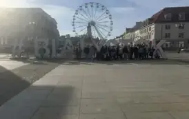 Uczestnicy wycieczki pozują do zdjęcia na tle napisu Białystok