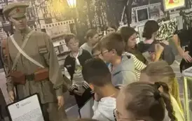 Uczestnicy wycieczki oglądają eksponaty w Muzeum Wojska