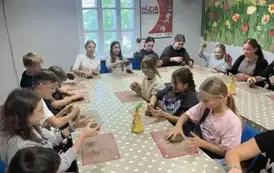 Uczestnicy wycieczki lepią figurki z gliny