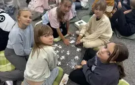 Uczennice układają puzzle