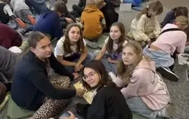 Uczennice pozują do zdjęcia podczas układania puzzli
