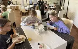 Uczennice podczas śniadania
