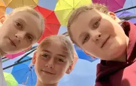 Uczennice klasy czwartej pozują do zdjęcia