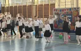 Uczniowie tańczą podczas występu