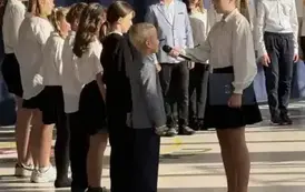 Uczniowie składają meldunek