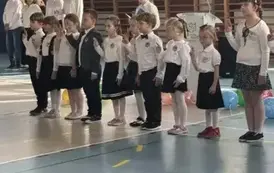 Uczniowie klasy pierwszej uroczyście ślubują