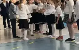 Uczniowie klasy drugiej wręczja upominki pierwszoklasistom