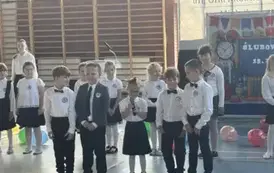 Grupa uczni&oacute;w występuje podczas ślubowania