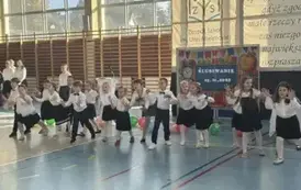 Grupa uczni&oacute;w tańczy