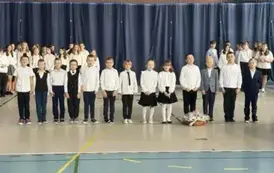 Grupa uczni&oacute;w klasy drugiej śpiewa piosenkę