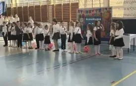 Grupa pierwszoklasist&oacute;w tańczy podczas występu