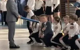 Dyrektor dużym oł&oacute;wkiem ślubuje uczni&oacute;w klasy pierwszej