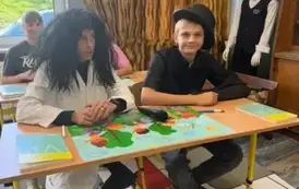 Dw&oacute;ch chłopc&oacute;w w ławce szkolnej