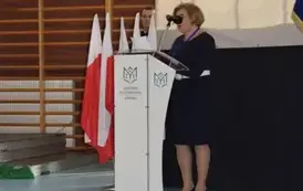Zaproszony gość odczytuje sw&oacute;j wiersz