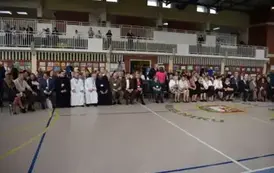 Zaproszeni goście siedzą na krzesłach