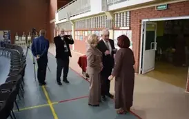 Zaproszeni goście rozmawiają przed uroczystością