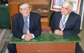 Zaproszeni goście pozują na tle dekoracji