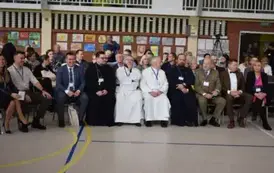 Zaproszeni goście oglądają wsytępy uczni&oacute;w