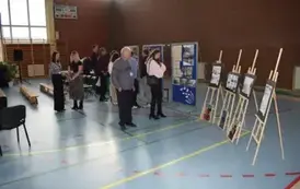 Zaproszeni goście oglądają dekoracje