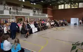 Zaproszeni goście  siedzą na krzesłach