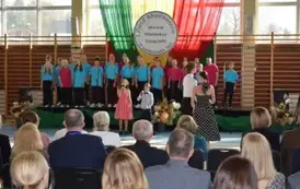 Występ uczni&oacute;w poczas jublieuszu