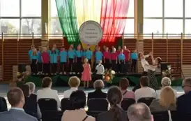 Występ ch&oacute;ru szkolnego i taniec absolwent&oacute;w