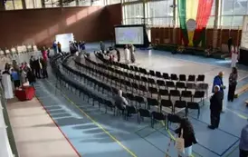 Widok z g&oacute;ry na scenę oraz rozmawiający ze sąobą gości
