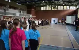 Uczestnicy zjazdu absolwent&oacute;w stoją na baczność