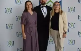 Uczestnicy jubileuszu zuśmiechem pozują do zdjęcia