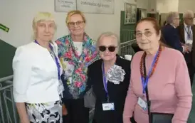 Uczestnicy jubileuszu pozują do zdjęcia (2)