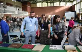Uczestnicy jubileuszu oglądają wsytawki