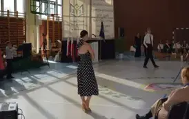 Uczeń i uczennica tańczą