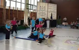 Uczennice wykonują pirmidę