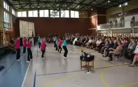 Uczennice tańczą podczas występu