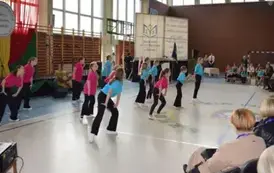 Uczennice tańczą podczas występu (2)